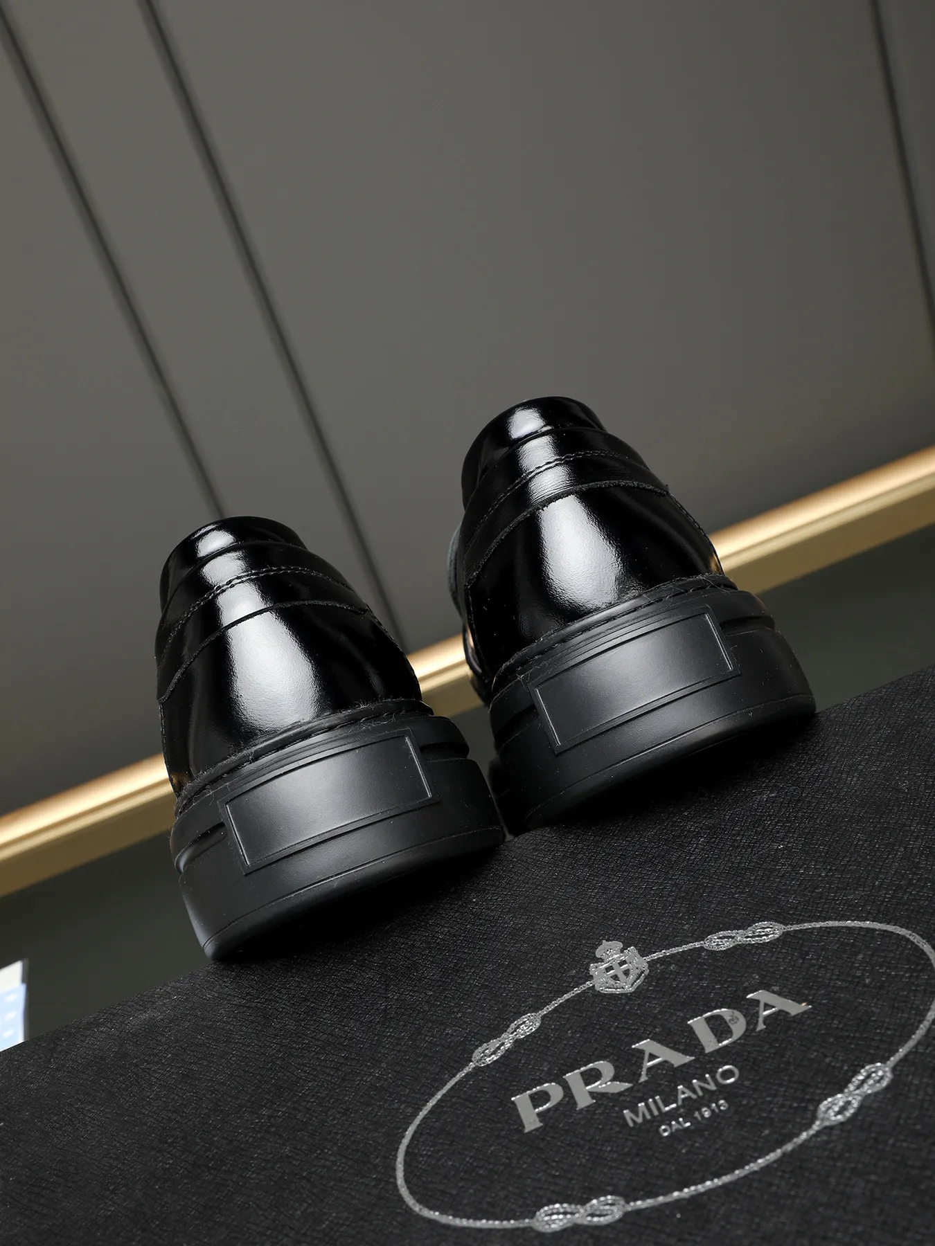 Men's Men's Shoes 💰500 Prada/Prada Men's new casual shoes, this upper is made of imported calfskin + sheep lining! The outsole is made of non-slip foam outsole, which feels good on your feet and is a fashionable and stylish item!  Size: 38-44 (45 customized)
